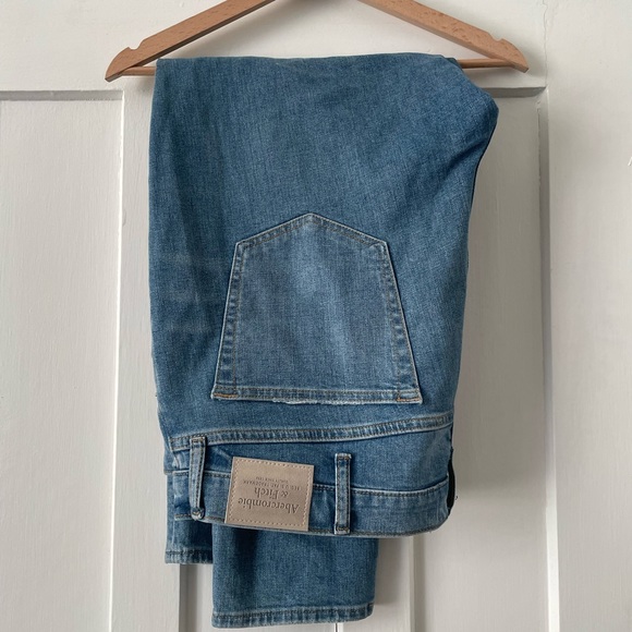 Lightly distressed Abercrombie jeans - Picture 4 of 4